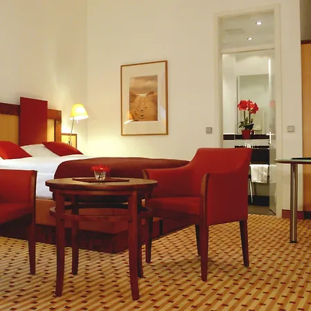 מלון Schoeneberg 3*