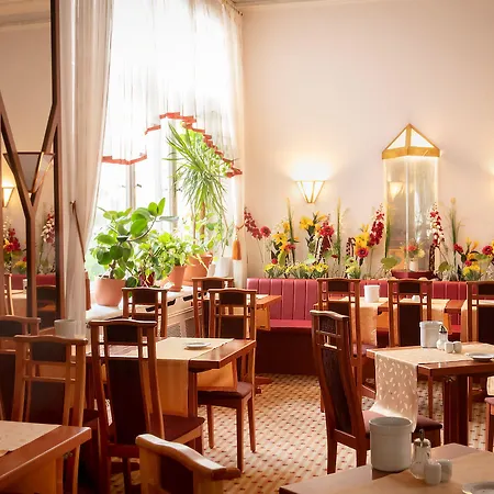 Schoeneberg מלון 3*