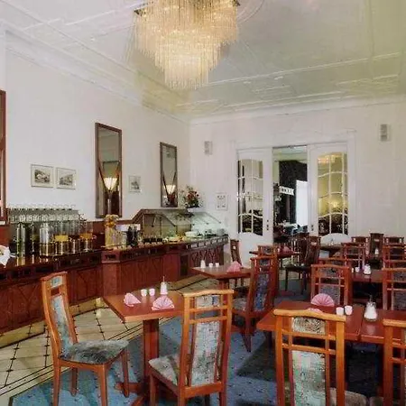 מלון Schoeneberg 3*